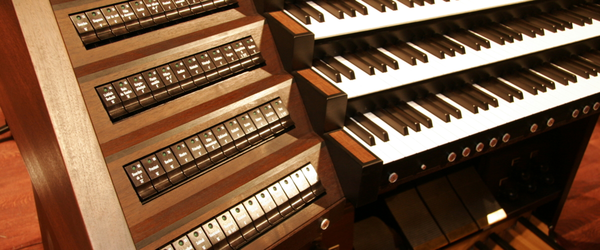 der elektrische Spieltisch der Orgel im Konzertsaal der Philharmonie Luxembourg
