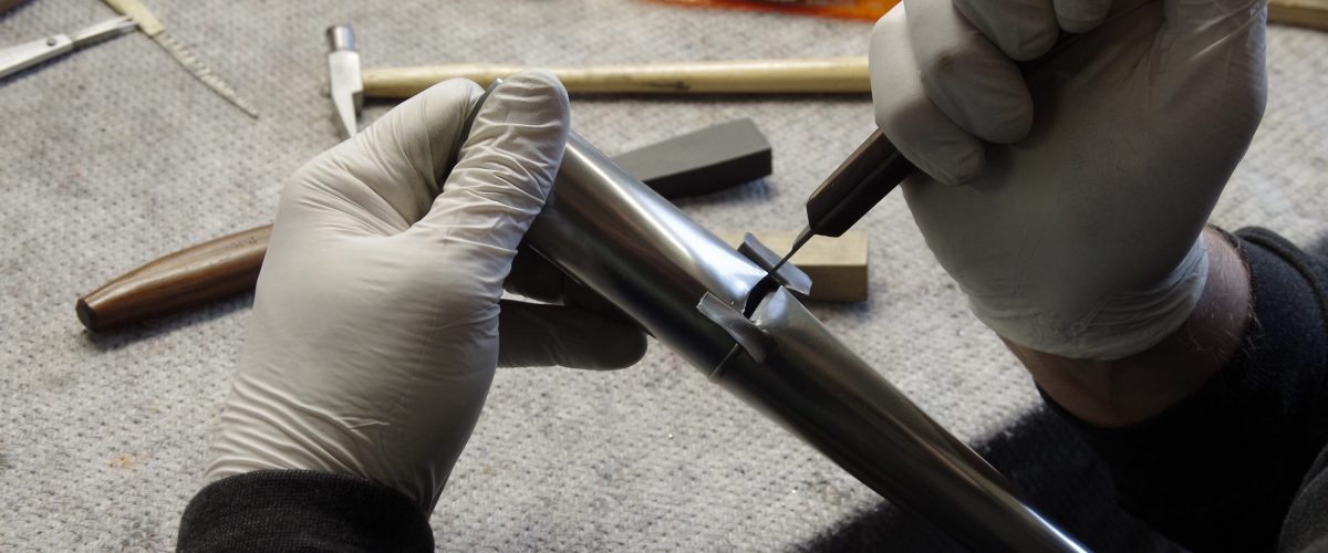 Das Labium einer Metall-Gedacktpfeife wird aufgeschnitten