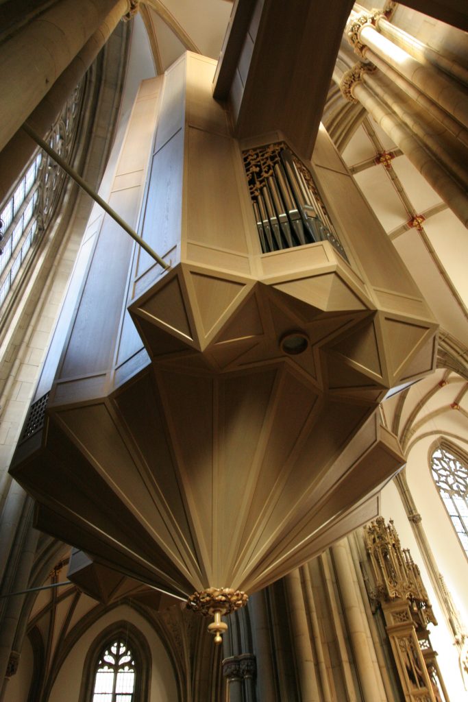 das perfekt gebaute frei hängende Gehäuse der Orgel in St. Lamberti in Münster, Nordrhein Westfalen, Deutschland