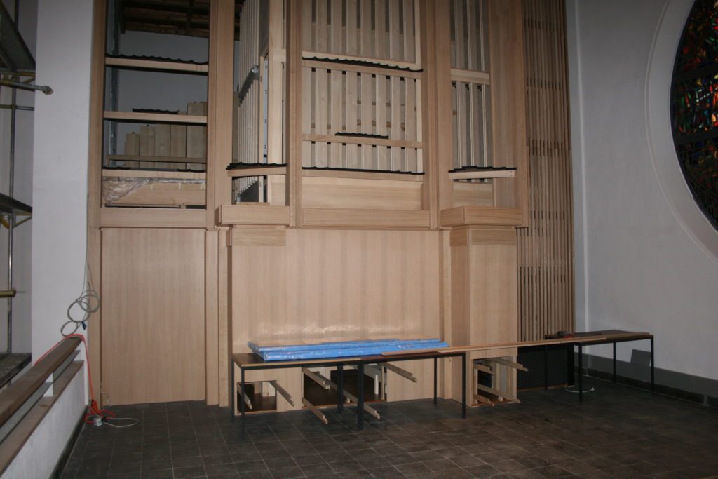 die eine Seite der Orgel steht - gut zu sehen die Anschlüsse der Trakturbegleitungen für die Orgel der Heilig Kreuz Kirche in Detmold, Nordrhein Westfalen, Deutschland