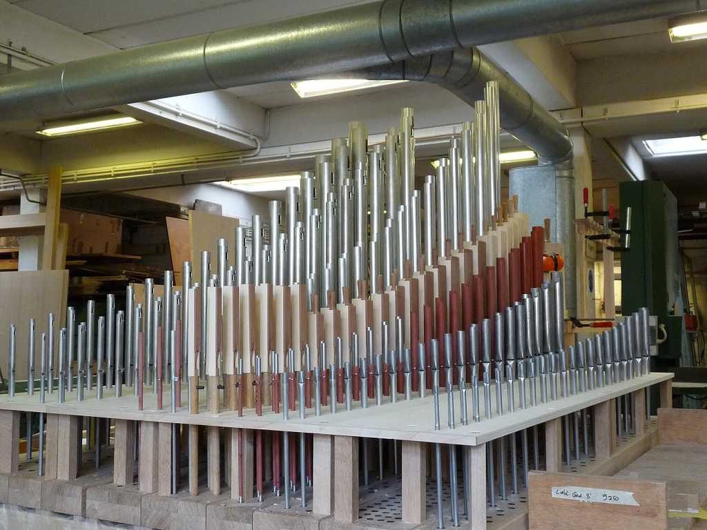 Fertige Schwellwerkslade mit einigen Pfeifen für die Orgel der Heilig Kreuz Kirche in Detmold, Nordrhein Westfalen, Deutschland