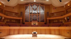 Prospekt der großen Orgel im Aichi Arts Center in Nagoya