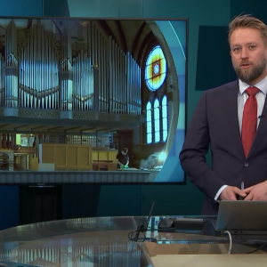Screenshot der NRK Distriktsnyheter über die Arbeiten an der Orgel der Skien Kirke