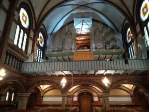 Blick von unten auf die Orgel mit entferntem Prospekt-Mittelfeld