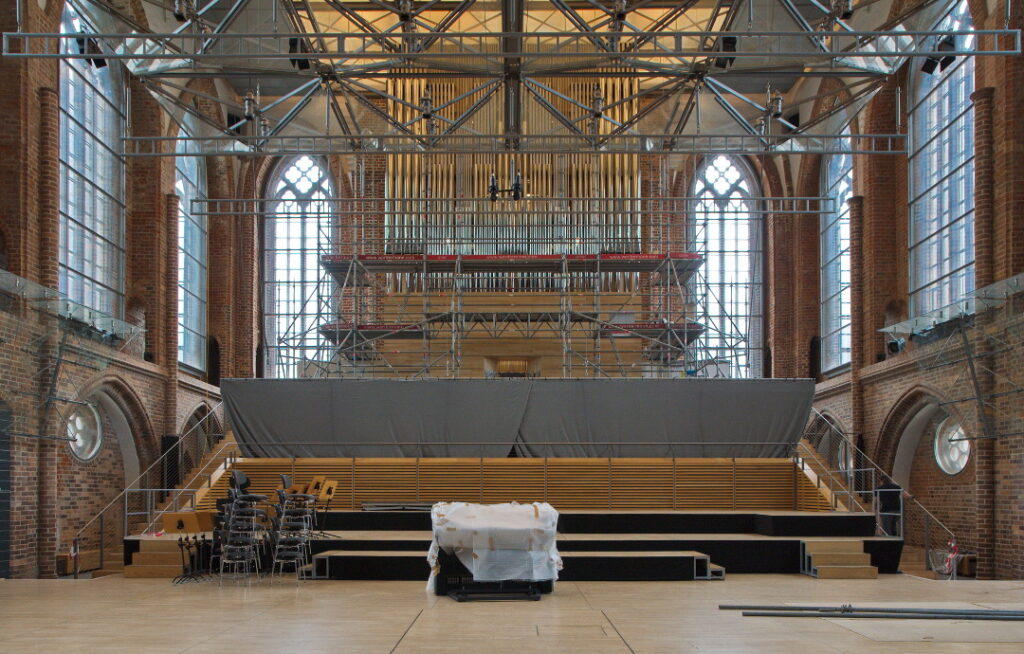 Der Baustellenvorhang wurde abgenommen, damit ist der Blick auf die Orgel und die Baustelle frei