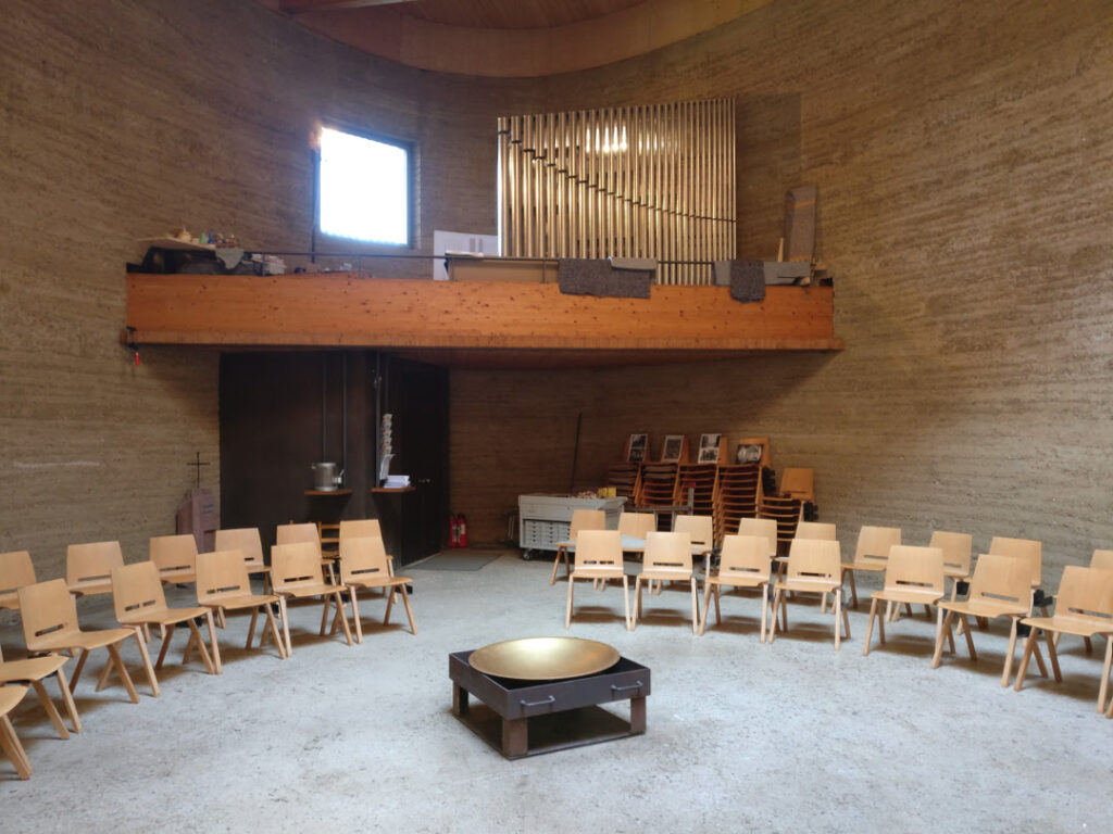 Kapelle der Versöhnung - Blick von unten auf die Orgel nach dem Aufbau