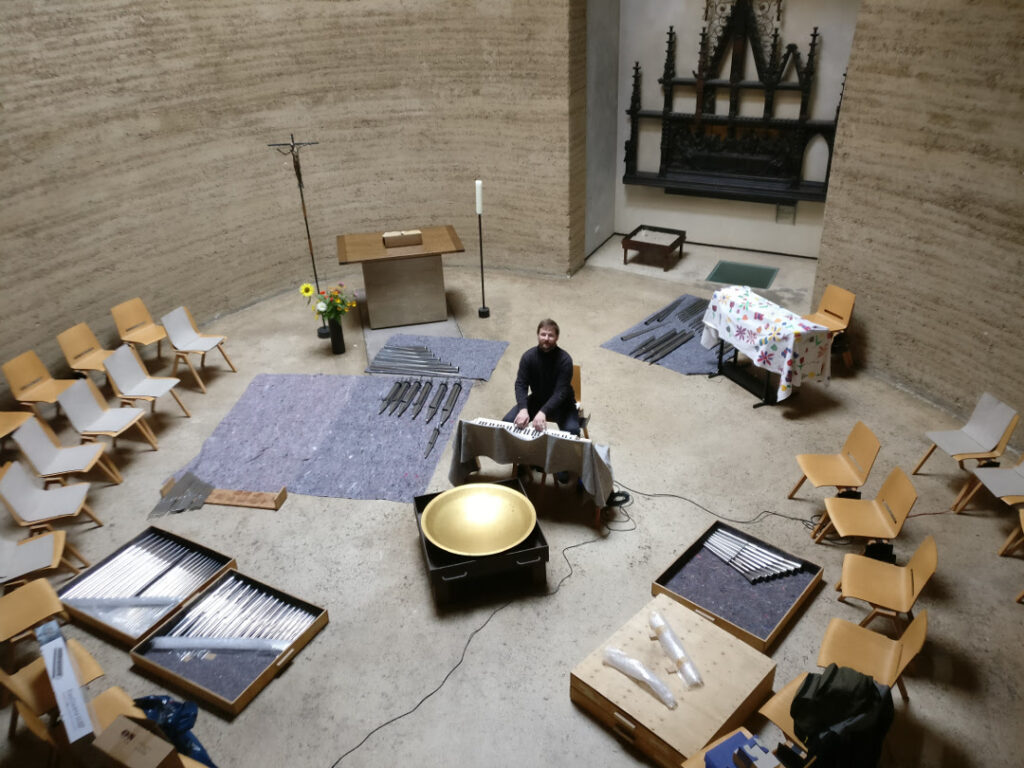 Kapelle der Versöhnung - Ein Intonateur spielt die Orgel mittels MIDI-Keyboard aus dem Kirchenraum