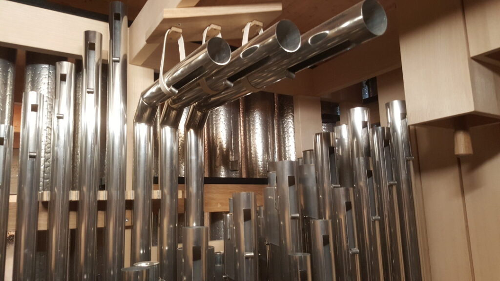Kapelle der Versöhnung - Blick auf gekröpftes Pfeifenwerk in der Orgel