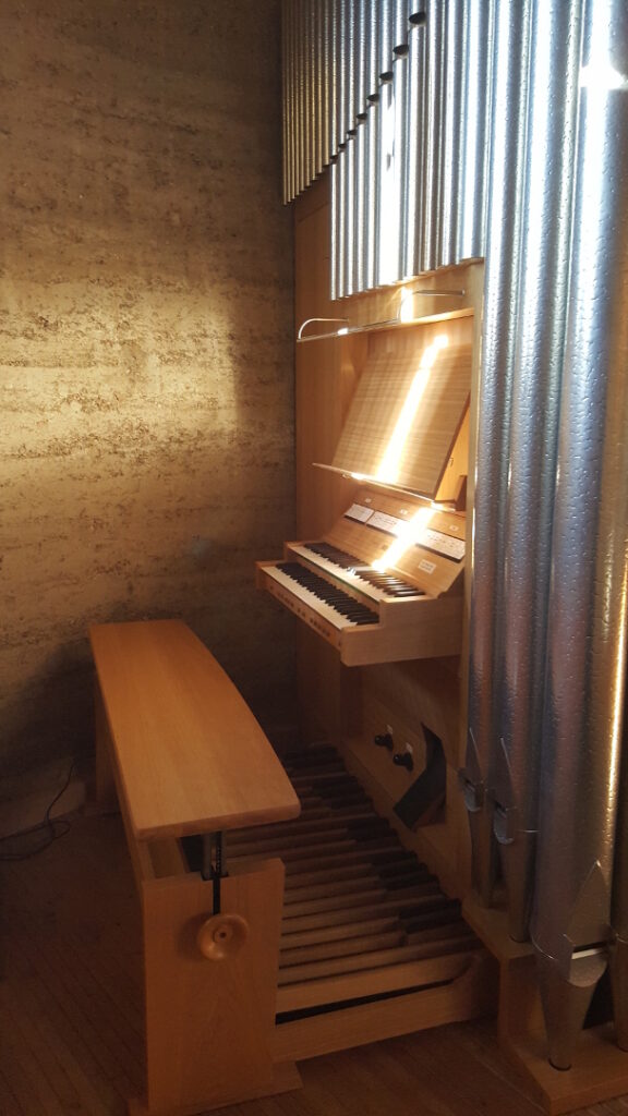 Kapelle der Versöhnung - Spieltisch der Orgel